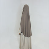 KHIMAR À FENTES BEIGE FONCÉ